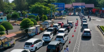 Tampak antrean kendaraan memadati area penyebrangan pelabuhan Ulee Lheue, Banda Aceh, Senin (24/4/2023). (Foto: Alibi/Dok. Humas Pemerintah Aceh)