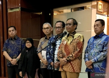 Menkopolhukam Mahfud MD (dua kanan) memberi keterangan kepada media terkait Rancangan Undang-Undang Perampasan Aset di Kantor Kemenko Polhukam, Jakarta, Jumat (14/4/2023). (Foto: Antara/Genta Tenri Mawangi)