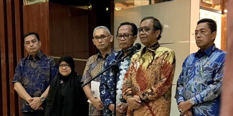 Menkopolhukam Mahfud MD (dua kanan) memberi keterangan kepada media terkait Rancangan Undang-Undang Perampasan Aset di Kantor Kemenko Polhukam, Jakarta, Jumat (14/4/2023). (Foto: Antara/Genta Tenri Mawangi)