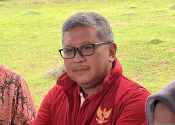 Sekretaris Jenderal PDI Perjuangan Hasto Kristiyanto memberikan keterangan kepada wartawan di Gelora Bung Karno, Jakarta, Kamis (30/3/2023). (Foto: Antara/Putu Indah Savitri)