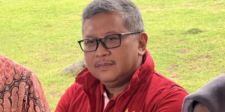 Sekretaris Jenderal PDI Perjuangan Hasto Kristiyanto memberikan keterangan kepada wartawan di Gelora Bung Karno, Jakarta, Kamis (30/3/2023). (Foto: Antara/Putu Indah Savitri)