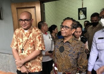 Menteri Koordinator Bidang Politik, Hukum, dan Keamanan Mahfud MD saat berkunjung ke Batam untuk membahas masalah tindak pidana perdagangan orang, Rabu (5/4/2023). (Foto: Antara/Yude)