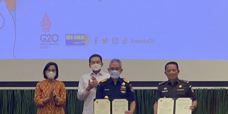 Kementerian Keuangan dan Kejaksaan Agung melakukan penandatanganan kerja sama penegakkan hukum terhadap tindak pidana pencucian uang (TPPU) bidang perpajakan serta kepabeanan. (Foto: Antara/Astrid Faidlatul Habibah)