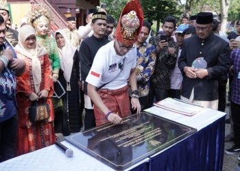 Menparekraf RI Sandiaga Salahuddin Uno tandatangani prasasti desa wisata terbaik, pada Kamis (13/4/2023). (Foto: Alibi/Dok. Disbudpar Aceh)