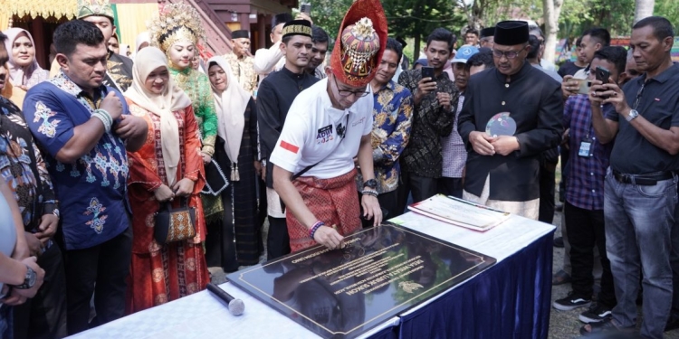 Menparekraf RI Sandiaga Salahuddin Uno tandatangani prasasti desa wisata terbaik, pada Kamis (13/4/2023). (Foto: Alibi/Dok. Disbudpar Aceh)