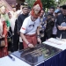 Menparekraf RI Sandiaga Salahuddin Uno tandatangani prasasti desa wisata terbaik, pada Kamis (13/4/2023). (Foto: Alibi/Dok. Disbudpar Aceh)