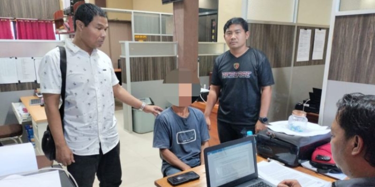Pelaku pemerkosaan berinisial FH (muka di blur) telah ditangkap oleh Sat Reskrim Polres Kapuas Hulu. (Foto: Antara/Ho-Humas Polres Kapuas Hulu)