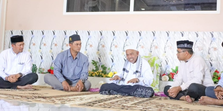 Kepala Dinas Pendidikan Dayah Aceh, Zahrol Fajri, mengunjungi kediaman Abu Paya Pasi di Desa Alue Cek Doi Kecamatan Julok, Aceh Timur, Rabu (5/4/2024). (Foto: Alibi/Dok. Humas Pemerintah Aceh)