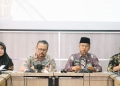Asisten Administrasi Umum Sekda Aceh, Iskandar, memberikan arahan terkait penilaian tahap III Penghargaan Pembangunan Daerah (PPD) Tahun 2023, di Aula Bappeda Aceh, Banda Aceh, Kamis (6/4/2023). (Foto: Alibi/Dok. Humas Pemerintah Aceh)