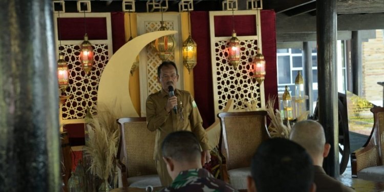 Plt Asisten Perekonomian dan Pembangunan Sekda Aceh, Mawardi, saat menyampaikan sambutan dan membuka acara "Sehari Bersama 1000 Arsitek Aceh" di Banda Aceh, Selasa (11/4/2023). (Foto: Alibi/Dok. Humas Pemerintah Aceh)