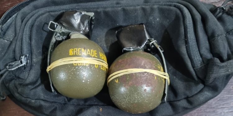 Dua buah granat aktif jenis manggis diserahkan seorang petani di Pidie kepada polisi pada Kamis (13/4/2023). (Foto: Alibi/Dok. Polres Pidie)