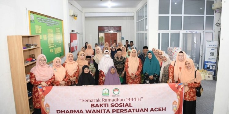 DWP Aceh menyerahkan santunan kepada para lansia di UPTD Rumoh Sejahtera Geunaseh Sayang, Banda Aceh Jum'at (14/4/2023). (Foto: Alibi/Dok. Humas Pemerintah Aceh)