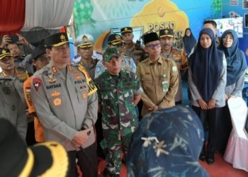 Asisten Administrasi Umum Sekda Aceh, Iskandar, saat melakukan pengecekan posko angkutan lebaran Idul Fitri 1444 Hijriah di Terminal Tipe A, Banda Aceh, Selasa (18/4/2023). (Foto: Alibi/Dok. Humas Pemerintah Aceh)