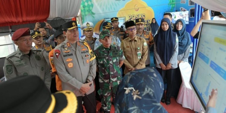 Asisten Administrasi Umum Sekda Aceh, Iskandar, saat melakukan pengecekan posko angkutan lebaran Idul Fitri 1444 Hijriah di Terminal Tipe A, Banda Aceh, Selasa (18/4/2023). (Foto: Alibi/Dok. Humas Pemerintah Aceh)