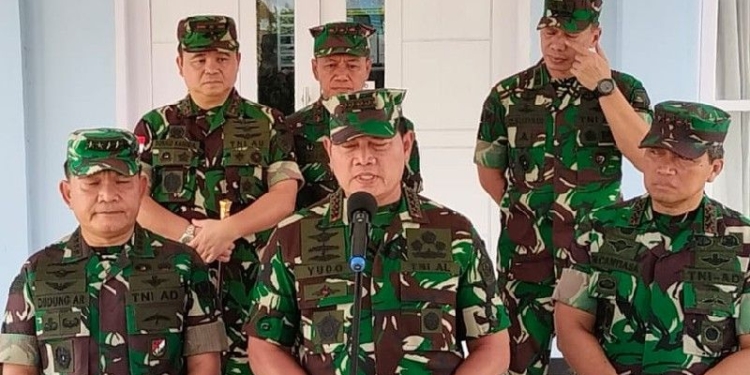 Panglima TNI Laksamana TNI Yudo Margono saat beri keterangan pers di Timika, Selasa (18/4/2023). (Foto: Antara/Ho/Pendam XVII Cenderawasih)