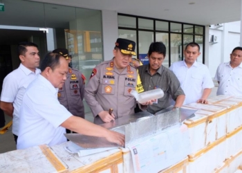 Polda Riau saat pengungkapan kasus penyelundupan benih lobster yang akan dikirim ke Vietnam. (Foto: Antara/HO-Polda Riau)