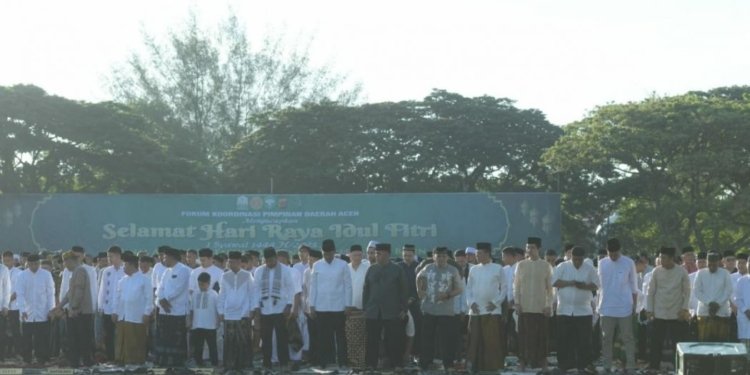 Penjabat Gubernur Aceh Achmad Marzuki, beserta jajaran, saat mengikuti pelaksanaan Shalat Idul Fitri 1444 H bersama jamah lainnya di Lapangan Blang Padang, Banda Aceh, Sabtu (22/4/2023). (Foto: Alibi/Dok. Humas Pemerintah Aceh)