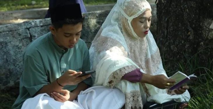 Masyarakat berziarah ke kuburan massal Siron usai menunaikan salat Idul Fitri 1444 Hijriah untuk mengirimkan doa kepada korban gempa dan tsunami 26 Desember 2004 silam, di Aceh Besar, Sabtu (22/4/2023). (Foto: Antara/Nurul Hasanah)