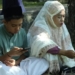 Masyarakat berziarah ke kuburan massal Siron usai menunaikan salat Idul Fitri 1444 Hijriah untuk mengirimkan doa kepada korban gempa dan tsunami 26 Desember 2004 silam, di Aceh Besar, Sabtu (22/4/2023). (Foto: Antara/Nurul Hasanah)