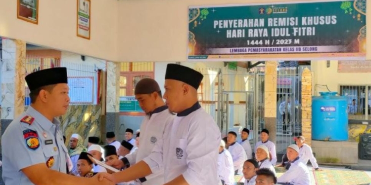 Acara penyerahan remisi khusus lebaran 2023 di Lapas Selong, Lombok Timur, Nusa Tenggara Barat, Sabtu (22/4/2023). (Foto: Antara/Humas Lapas Selong)