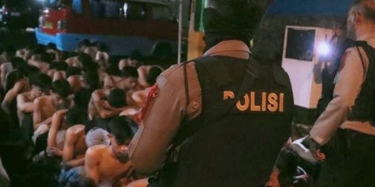 Polisi tangkap puluhan pemuda yang membuat ricuh di malam takbiran. (Foto: Antara/HO-Polres Purwakarta)