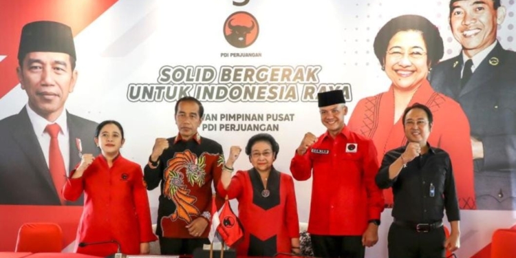 Suasana foto bersama usai deklarasi calon presiden yang diusung PDI Perjuangan di Istana Batutulis, Bogor, Jawa Barat, Jumat (21/4/2023). (Foto: Antara/HO-PDIP)