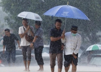 Ilustrasi - Umat Islam berjalan menerjang hujan deras untuk melaksanakan shalat Jumat di Masjid Nasional Al Akbar Surabaya, Jawa Timur, Jumat (24/3/2023). (Foto: Antara/Didik Suhartono/hp/pri).