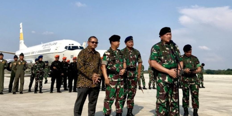 Panglima TNI Laksamana TNI Yudo Margono (dua kanan) menyampaikan amanat panglima kepada Tim Evakuasi WNI di Sudan saat apel di Lanud Halim Perdanakusuma, Jakarta, Senin (24/4/2023). (Foto: Antara/Genta Tenri Mawangi)