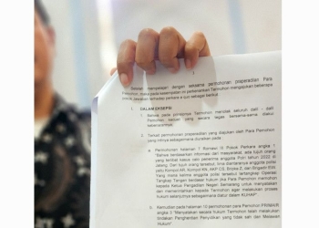 Kuasa hukum MAKI Dwi Nirdiansyah menunjukkan jawab tertulis kuasa hukum Kapolda Jateng yang merupakan termohon praperadilan usai sidang di PN Semarang, Rabu. (Foto: Antara/Immanuel Citra)