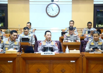 Kapolri Jenderal Pol. Listyo Sigit Prabowo didampingi pejabat utama Mabes Polri menghadiri rapat kerja dengan Komisi III DPR RI di kompleks parlemen, Senayan, Jakarta, Rabu (12/4/2023). (Foto: Antara/HO-Divisi Humas Polri)
