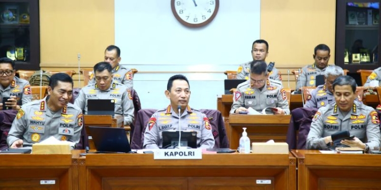 Kapolri Jenderal Pol. Listyo Sigit Prabowo didampingi pejabat utama Mabes Polri menghadiri rapat kerja dengan Komisi III DPR RI di kompleks parlemen, Senayan, Jakarta, Rabu (12/4/2023). (Foto: Antara/HO-Divisi Humas Polri)
