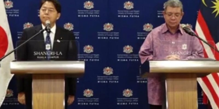 Tangkapan layar Menteri Luar Negeri Malaysia Syaifuddin Abdullah (kanan) dan Menteri Luar Negeri Jepang Yoshimasa Hayashi (kiri) memberikan keterangan pers di Kuala Lumpur, Minggu (9/10/2022). (Foto: Antara/Virna P Setyorini)