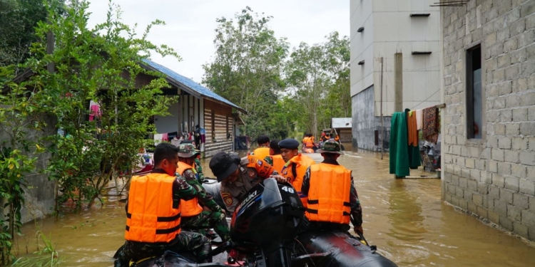 Tim BPBD Kabupaten Kapuas, Kalimantan Tengah melakukan evakuasi bagi warga yang terjebak banjir. (Foto: Alibi/Dok. BNPB)