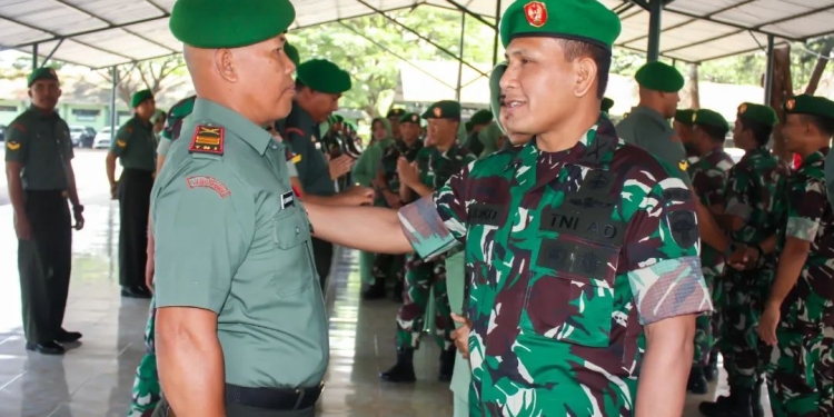 Komandan Rindam IM Kolonel Inf Trijoko Adiwiyono, memimpin upacara pelantikan kenaikan pangkat personil Rindam IM, Senin (3/4/2023). (Foto: Alibi/Dok. Rindam IM)