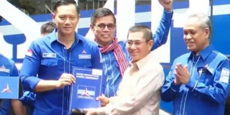 Ketua Umum Partai Demokrat Agus Harimurti Yudhoyono (AHY) menyerahkan dokumen kontra memori kepada kuasa hukum partai di Kantor DPP Demokrat, Jakarta, Senin (3/4/2023). (Foto: Antara/Fauzi Lamboka)