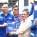Ketua Umum Partai Demokrat Agus Harimurti Yudhoyono (AHY) menyerahkan dokumen kontra memori kepada kuasa hukum partai di Kantor DPP Demokrat, Jakarta, Senin (3/4/2023). (Foto: Antara/Fauzi Lamboka)