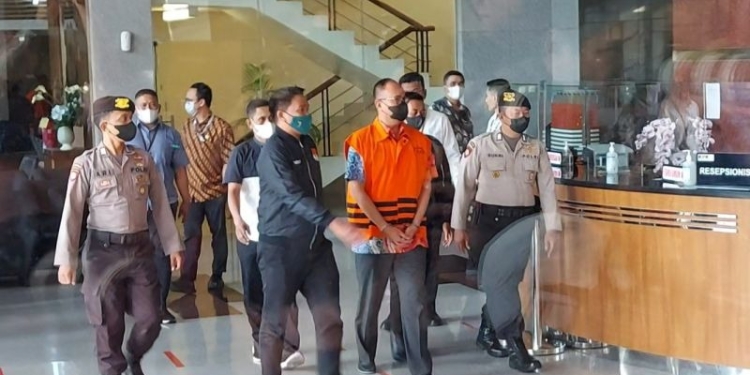 Tersangka dugaan gratifikasi Rafael Alun Trisambodo dibawa petugas menuju ruang konferensi pers di Gedung Merah Putih KPK, Jakarta Selatan, Senin (3/4/2023). (Fotot: Antara/Fianda Sjofjan Rassat)