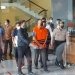 Tersangka dugaan gratifikasi Rafael Alun Trisambodo dibawa petugas menuju ruang konferensi pers di Gedung Merah Putih KPK, Jakarta Selatan, Senin (3/4/2023). (Fotot: Antara/Fianda Sjofjan Rassat)