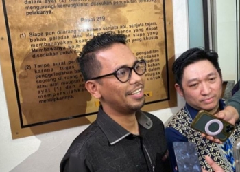 Basri selaku kuasa hukum terdakwa kasus penganiayaan Mario Dandy Satriyo, memberikan keterangan kepada wartawan, Jakarta, Selasa (4/4/2023). (Foto: Antara/Luthfia Miranda Putri)