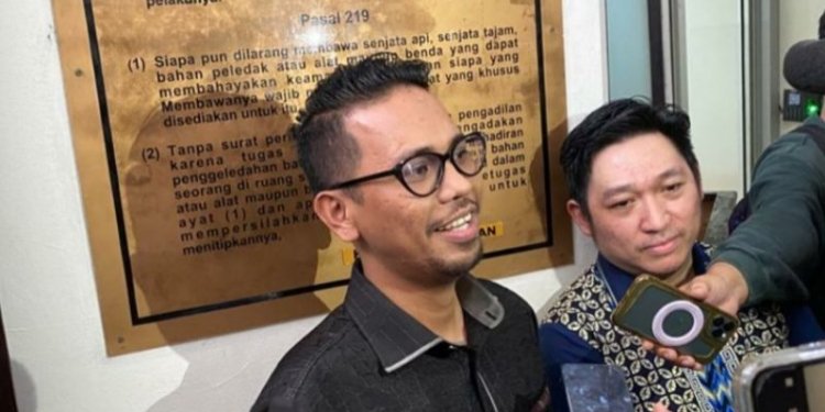 Basri selaku kuasa hukum terdakwa kasus penganiayaan Mario Dandy Satriyo, memberikan keterangan kepada wartawan, Jakarta, Selasa (4/4/2023). (Foto: Antara/Luthfia Miranda Putri)