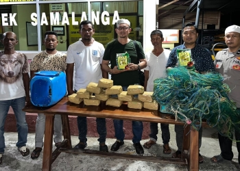 Narkoba jenis sabu-sabu dengan berat 15 kilogram beserta jeriken yang ditemukan nelayan di perairan Selat Malaka, Bireuen, Aceh. (Foto: Alibi/Dok. Polda Aceh)