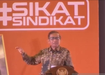 Menko Polhukam Mahfud MD saat mengisi kegiatan diskusi publik tentang sindikat PMI ilegal, di Batam Kepulauan Riau, Kamis (6/4/2023). (Foto: Antara/Yude)