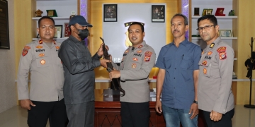 Kapolres Aceh Tamiang AKBP Muhammad Yanis saat menerima sepucuk senjata AK-56 sisa konflik Aceh. (Foto: Alibi/Dok. Polisi)