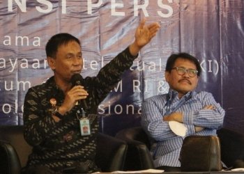 Direktur Hak Cipta dan Desain Industri Direktorat Jenderal Kekayaan Intelektual (DJKI) Kementerian Hukum dan HAM Anggoro Dasananto (kiri) di Jakarta, Kamis (6/4/2023). (Foto: Antara/Adnan Nanda)
