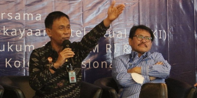 Direktur Hak Cipta dan Desain Industri Direktorat Jenderal Kekayaan Intelektual (DJKI) Kementerian Hukum dan HAM Anggoro Dasananto (kiri) di Jakarta, Kamis (6/4/2023). (Foto: Antara/Adnan Nanda)