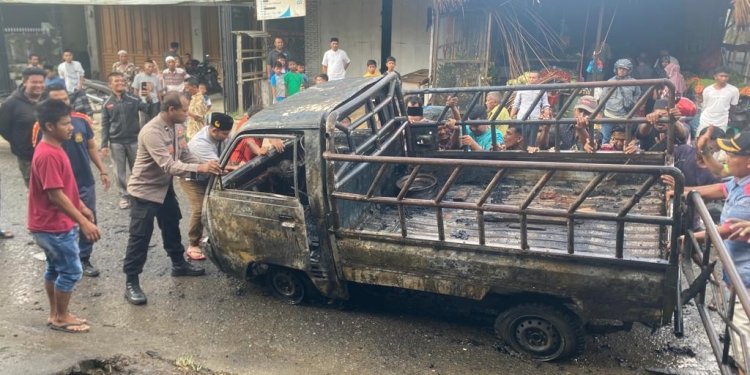 Satu unit mobil pikap terbakar di Desa Paya Punteut, Kecamatan Muara Dua, Kota Lhokseumawe, pada Jumat (7/4/2023). (Foto: Alibi/Dok. Polres Lhokseumawe)