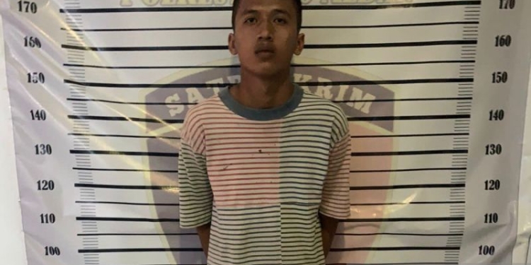 Seorang pria RS (20) pelaku pembunuhan seorang mahasiswi Politeknik Medan Bunga Lestari (19) ditahan di Polsek Sunggal, Polrestabes Medan. (Foto: Antara/HO-Istimewa)
