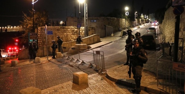 Polisi Israel berjaga di luar Gerbang Singa di Kota Tua Yerusalem, Rabu (5/6/2023). (Foto: Muammar Awad/Xinhua)