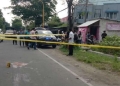 Petugas Polres Bangkalan melakukan olah tempat kejadian perkara di lokasi pembacokan tiga orang warga di Jalan Halim Perdana Kusuma Bangkalan. (Foto: Antara/HO-Polres Bangkalan)
