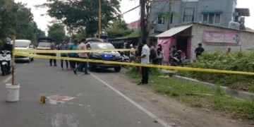 Petugas Polres Bangkalan melakukan olah tempat kejadian perkara di lokasi pembacokan tiga orang warga di Jalan Halim Perdana Kusuma Bangkalan. (Foto: Antara/HO-Polres Bangkalan)